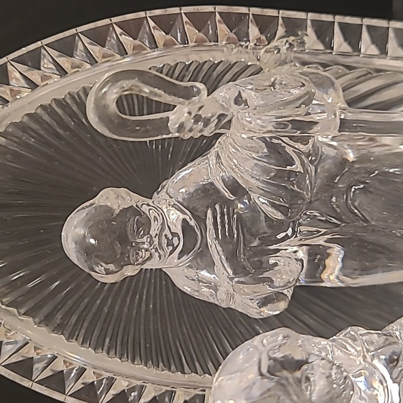 Beautiful Vintage Acrylic Wind-up Musical Nativity - Picture 3 of 16